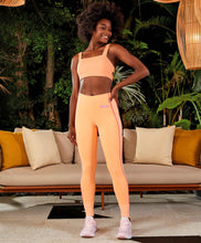 Carregar imagem no visualizador da galeria, Model Front: Alto Giro Fitness Haut Top Verticale Detalhe Tiras Laranja Gym