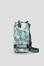 Carregar imagem no visualizador da galeria, Model Front: Feelfree Sac De Plage Dry Tube 1,5L Tropical Organic Teal