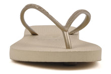 Carregar imagem no visualizador da galeria, Model Front: Havaianas Tongs Slim Sand Grey/Light Golden