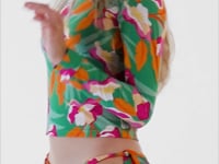 Carregar e reproduzir vídeo no visualizador da Galeria, Video: Rio De Sol Haut Top Green-Bloom Rash-Guard