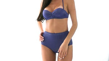 Carregar e reproduzir vídeo no visualizador da Galeria, Video: Rio De Sol Bas Calcinha Radiante Azul Marinho Hot Pant