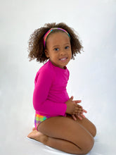 Carregar imagem no visualizador da galeria, Model Back: Rio De Sol T-Shirt Amaranto Rash-Guard Kids