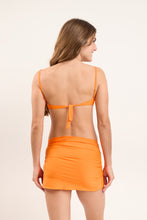 Carregar imagem no visualizador da galeria, Model Back: Rio De Sol Jupe De Page Bio-Laranjada Skirt Knot