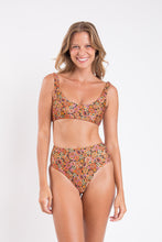 Carregar imagem no visualizador da galeria, Model Front: Rio De Sol Bas Bottom Bouquet Hotpants
