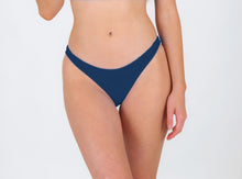 Carregar imagem no visualizador da galeria, Model Front: Rio De Sol Bas Bottom Navy Essential-Comfy