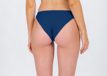 Carregar imagem no visualizador da galeria, Model Back: Rio De Sol Bas Bottom Navy Essential-Comfy