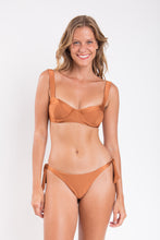 Carregar imagem no visualizador da galeria, Model Front: Rio De Sol Bas Bottom Nocciola Italy