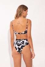 Carregar imagem no visualizador da galeria, Model Back: Rio De Sol Bas Bottom Poppy Hotpants