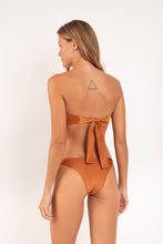 Carregar imagem no visualizador da galeria, Model Back: Rio De Sol Bas Bottom Shimmer-Nocciola Leblon