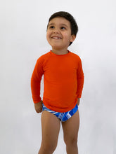 Carregar imagem no visualizador da galeria, Model Front: Rio De Sol T-Shirt Calendula Rash-Guard Kids