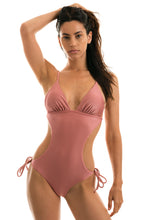 Carregar imagem no visualizador da galeria, Model Front: Rio De Sol Une Pièce Callas Trikini