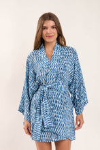 Carregar imagem no visualizador da galeria, Model Front: Rio De Sol Robe De Plage Chuva Kimono