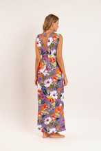 Carregar imagem no visualizador da galeria, Model Back: Rio De Sol Vêtement De Plage Garden-Flower Long Dress Soleil