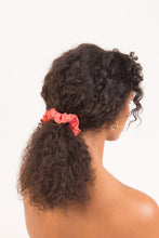 Carregar imagem no visualizador da galeria, Model Front: Rio De Sol Chouchou Malibu-Nina Scrunchie