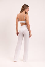 Carregar imagem no visualizador da galeria, Model Back: Rio De Sol Pantalon De Plage Memphis-White Pants Lana