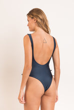 Carregar imagem no visualizador da galeria, Model Back: Rio De Sol Une Pièce Shark Zoe