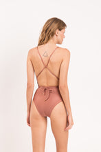 Carregar imagem no visualizador da galeria, Model Back: Rio De Sol Une Pièce Shimmer-Copper New Vegas