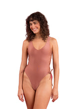 Carregar imagem no visualizador da galeria, Model Front: Rio De Sol Une Pièce Shimmer-Copper Zoe