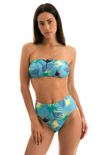 Carregar imagem no visualizador da galeria, Model Front: Rio De Sol Haut Top Flower Geometric Reto