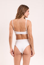 Carregar imagem no visualizador da galeria, Model Back: Rio De Sol Haut Top Memphis-White Bandeau-Reto