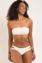 Carregar imagem no visualizador da galeria, Model Front: Rio De Sol Haut Top Off-White Bandeau-Reto
