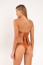 Carregar imagem no visualizador da galeria, Model Back: Rio De Sol Haut Top Shimmer-Nocciola Mavi