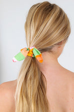 Carregar imagem no visualizador da galeria, Model Front: Rio De Sol Chouchou Utah Scrunchie