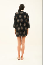 Carregar imagem no visualizador da galeria, Model Back: Uv Line Vêtement De Plage Kimono Shine-Preto Upf50+