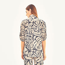 Carregar imagem no visualizador da galeria, Model Back: Uv Line Haut De Plage Shirt Copa Costela Off White Upf50+