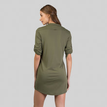 Carregar imagem no visualizador da galeria, Model Back: Uv Line Vêtement De Plage Shirtdress Copenhagen Verde Militar Upf50+