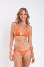 Carregar imagem no visualizador da galeria, Model Front: Rio De Sol Bas Bottom Ocre Lacinho
