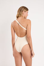 Carregar imagem no visualizador da galeria, Model Back: Rio De Sol Une Pièce Touch-Natural Sienna
