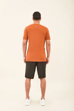 Carregar imagem no visualizador da galeria, Model Back: Uv Line T-Shirt Pour Homme T-Shirt Sport Fit Caramelo Upf50+
