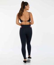 Carregar imagem no visualizador da galeria, Model Back: Alto Giro Fitness Bas Legging Hyper Detalhe Cos Preto

