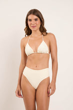 Carregar imagem no visualizador da galeria, Model Front: Rio De Sol Bas Bottom Off-White Hotpants
