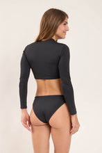 Carregar imagem no visualizador da galeria, Model Back: Wednesday In Hawaii By Rio De Sol Haut Top Lava Reef
