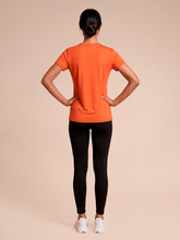 Carregar imagem no visualizador da galeria, Model Back: Uv Line Haut De Plage T-Shirt Uvpro Fem Pitanga Upf50+
