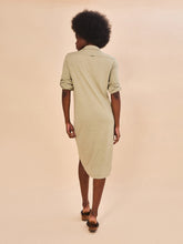 Carregar imagem no visualizador da galeria, Model Back: Uv Line Chemise Shirtdress Copenhagen Mescla Areia Upf50+
