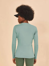 Carregar imagem no visualizador da galeria, Model Back: Uv Line T-Shirt Longsleeve Fem New Fit Verde Agua Upf50+
