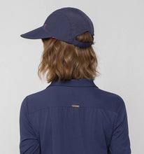 Carregar imagem no visualizador da galeria, Model Back: Uv Line Casquette Visor Capri Colors Nac Fem Navy Blue Rose Upf50+
