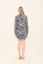 Carregar imagem no visualizador da galeria, Model Back: Uv Line Chemise Shirtdress Dalia Marinho Upf50+

