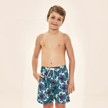 Carregar imagem no visualizador da galeria, Model Front: Uv Line Maillot De Bain Garçon Shorts Aqua Hibiscus Kids Upf50+
