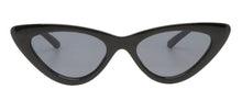 Carregar imagem no visualizador da galeria, Model Front: Iyu Lunettes De Soleil Sigrid Noir
