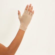 Carregar imagem no visualizador da galeria, Model Back: Uv Line Gants Short Glove Chocolate Upf50+
