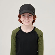 Carregar imagem no visualizador da galeria, Model Front: Uv Line Casquette Cap Teens Colors Inf Black Upf50+
