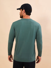 Carregar imagem no visualizador da galeria, Model Back: Uv Line T-Shirt Longsleeve New Fit Textura Masc Verde Jade Upf50+
