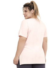 Carregar imagem no visualizador da galeria, Model Back: Alto Giro Fitness Haut T-Shirt Skin Fit Silk Gola Plus Rosa Respire
