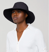 Carregar imagem no visualizador da galeria, Model Front: Uv Line Bob Hat California Nac Fem Black Upf50+
