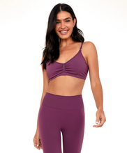 Carregar imagem no visualizador da galeria, Model Front: Alto Giro Fitness Haut Top Sem Costura Essential Roxo Wine
