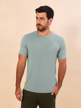 Carregar imagem no visualizador da galeria, Model Front: Uv Line T-Shirt Pour Homme T-Shirt New Fit Masc Verde Agua Upf50+

